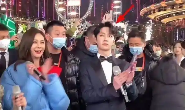 沈梦辰晒众星同框画面,杜海涛伸手搂吴昕不避嫌,王一博意外抢镜_时候