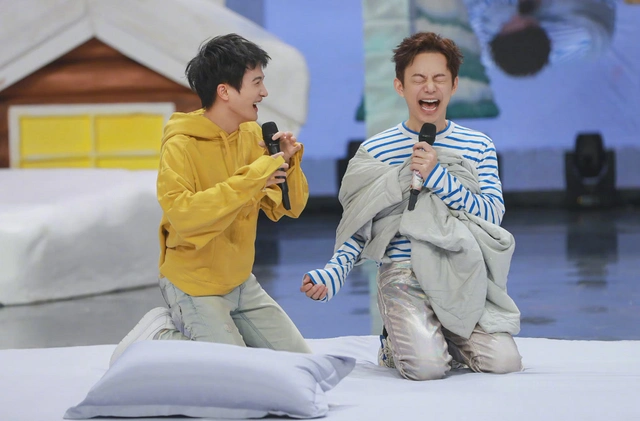 快乐大本营何炅嘴瓢说周深盖被子盖到了最重要的部分玩嗨了